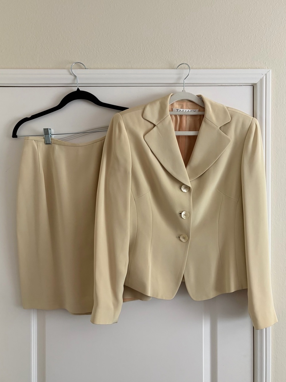 Tahari Suit Blazer & Skirt Set Size 6